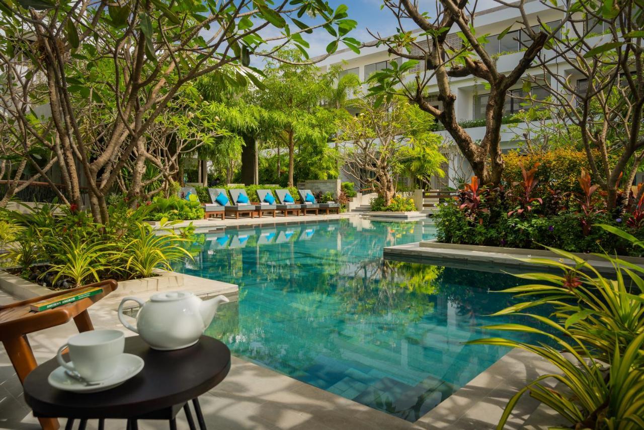 Eightfold Urban Resort Siem Reap Exteriér fotografie The swimming pool at the hotel