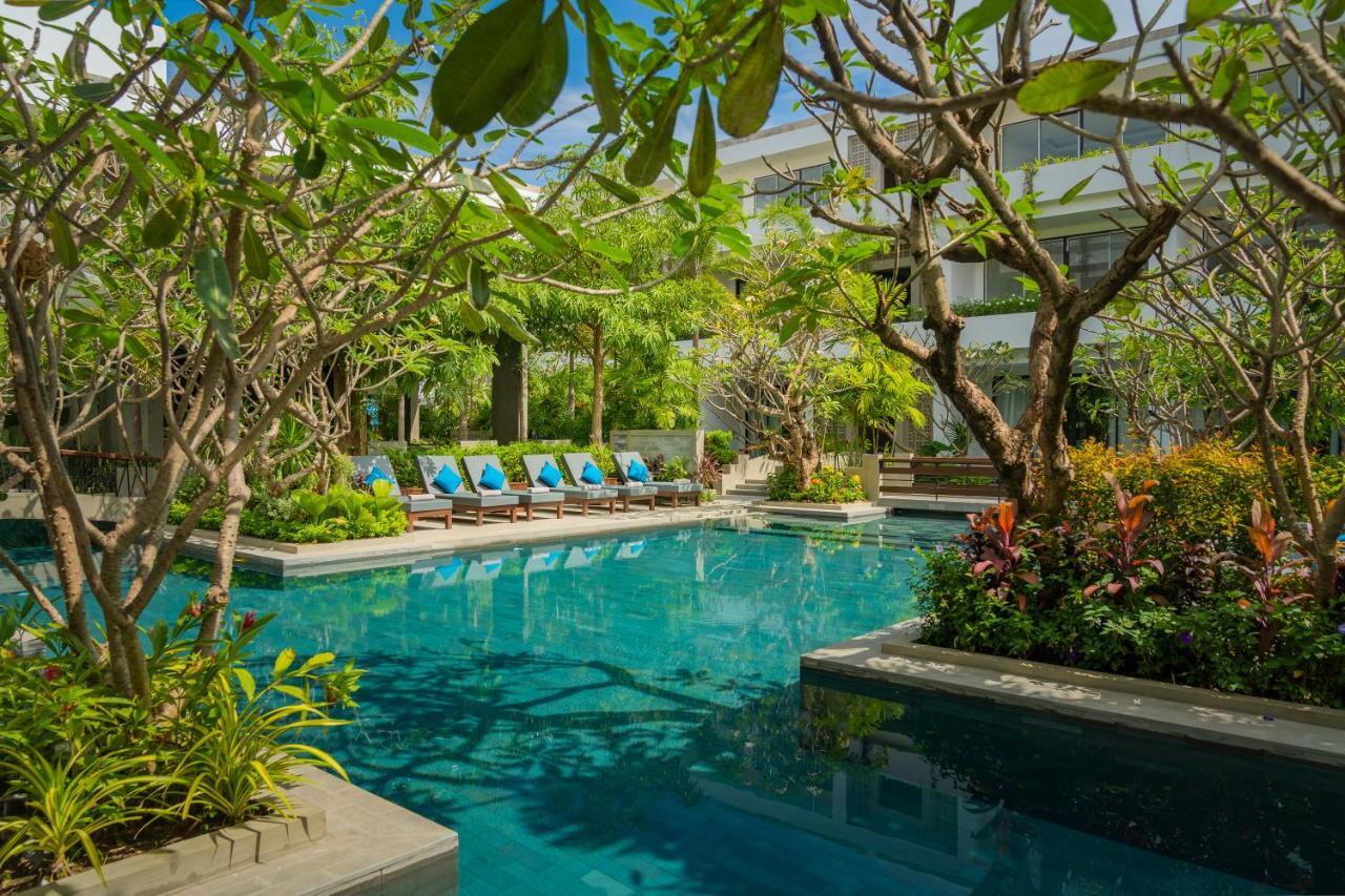 Eightfold Urban Resort Siem Reap Exteriér fotografie The pool at the hotel