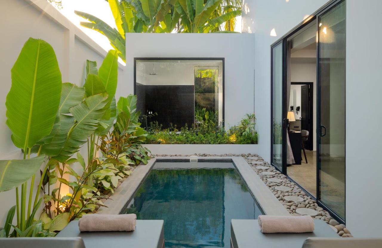 Eightfold Urban Resort Siem Reap Exteriér fotografie A private pool at a hotel