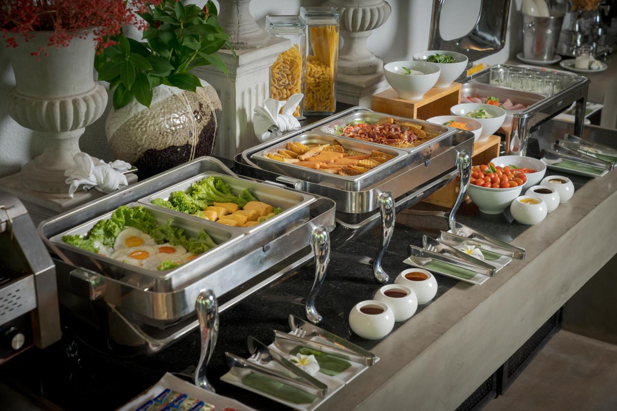 Eightfold Urban Resort Siem Reap Exteriér fotografie A buffet at a hotel