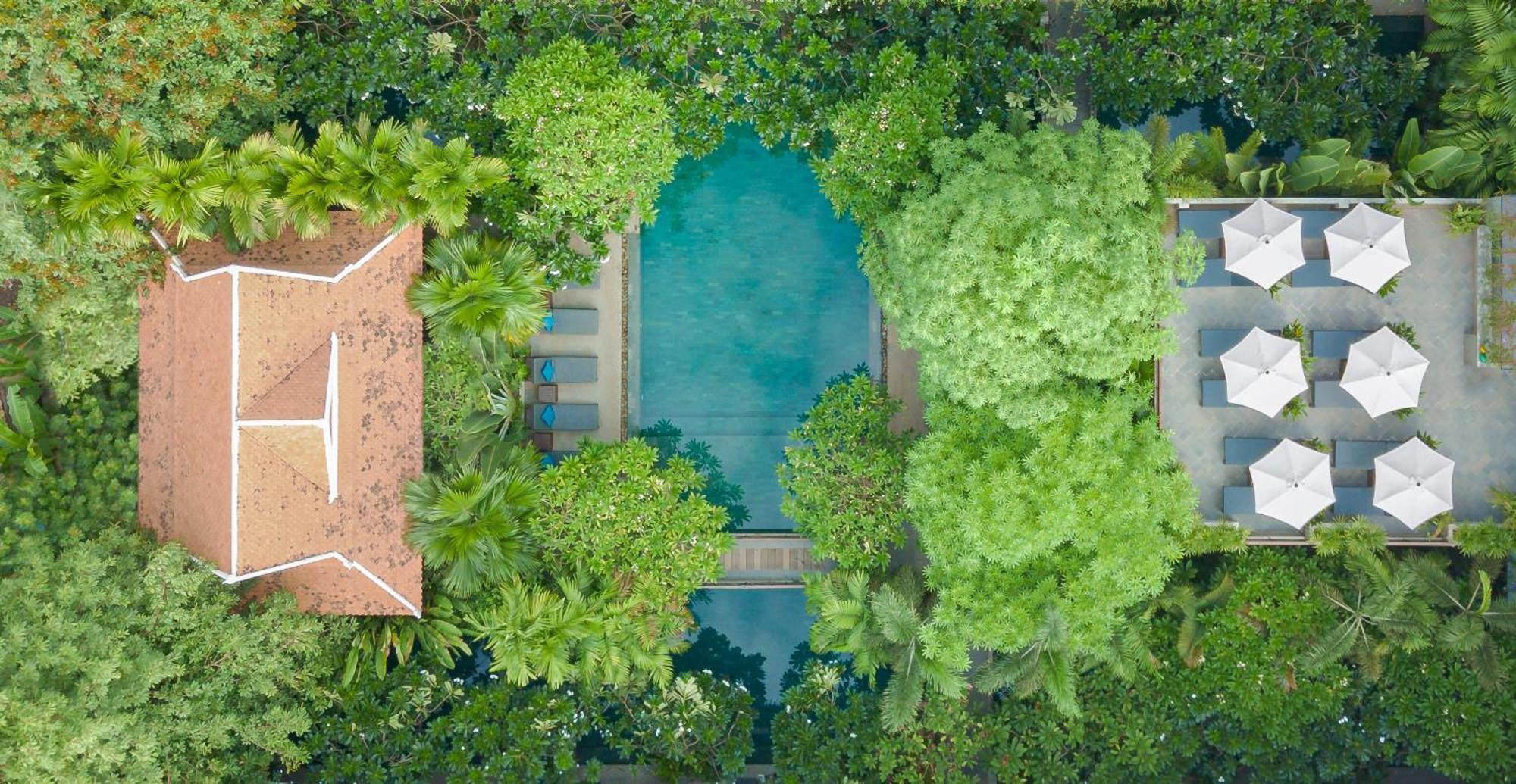 Eightfold Urban Resort Siem Reap Exteriér fotografie Aerial view of the pool at the hotel