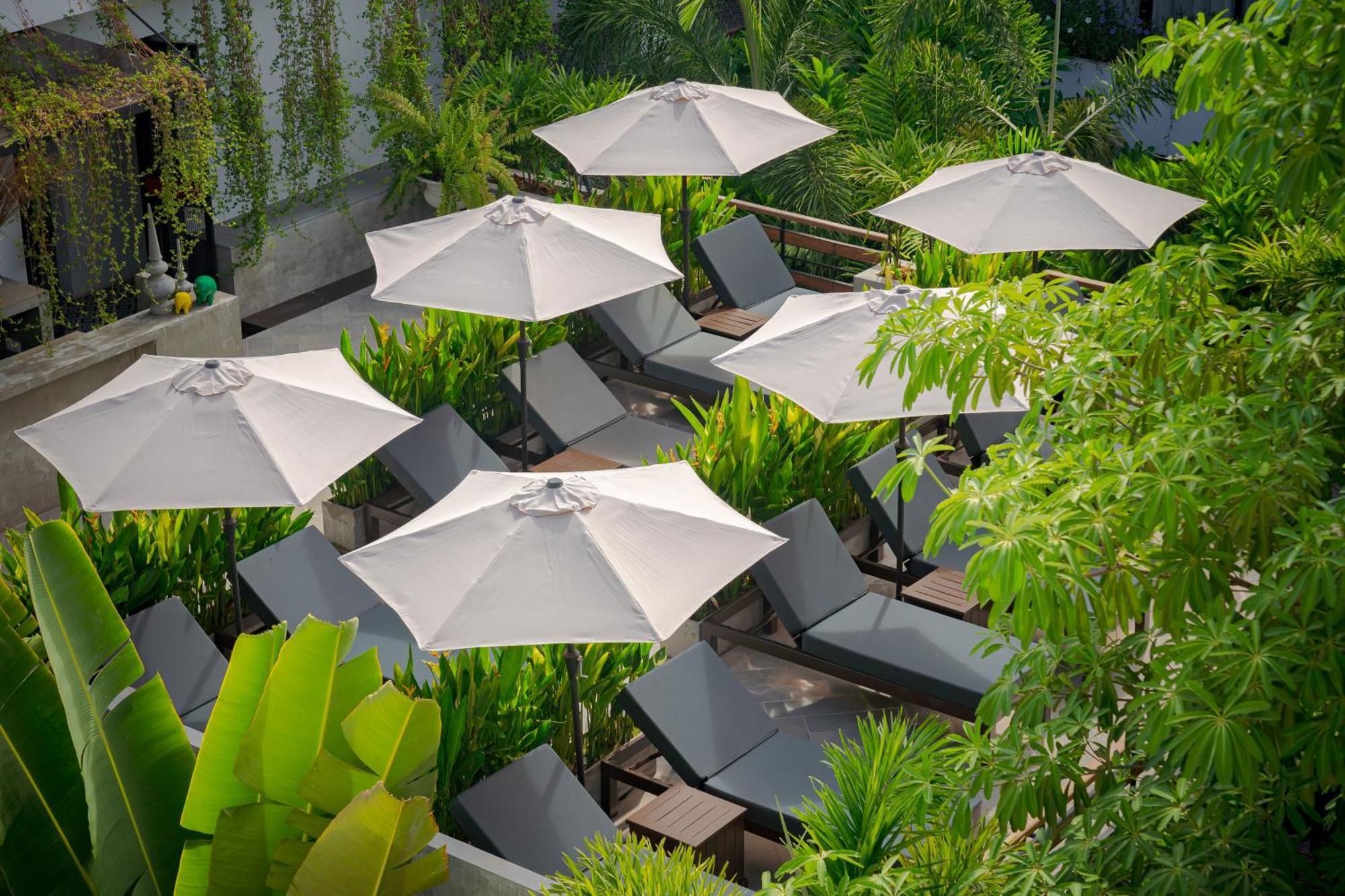 Eightfold Urban Resort Siem Reap Exteriér fotografie The pool at the hotel