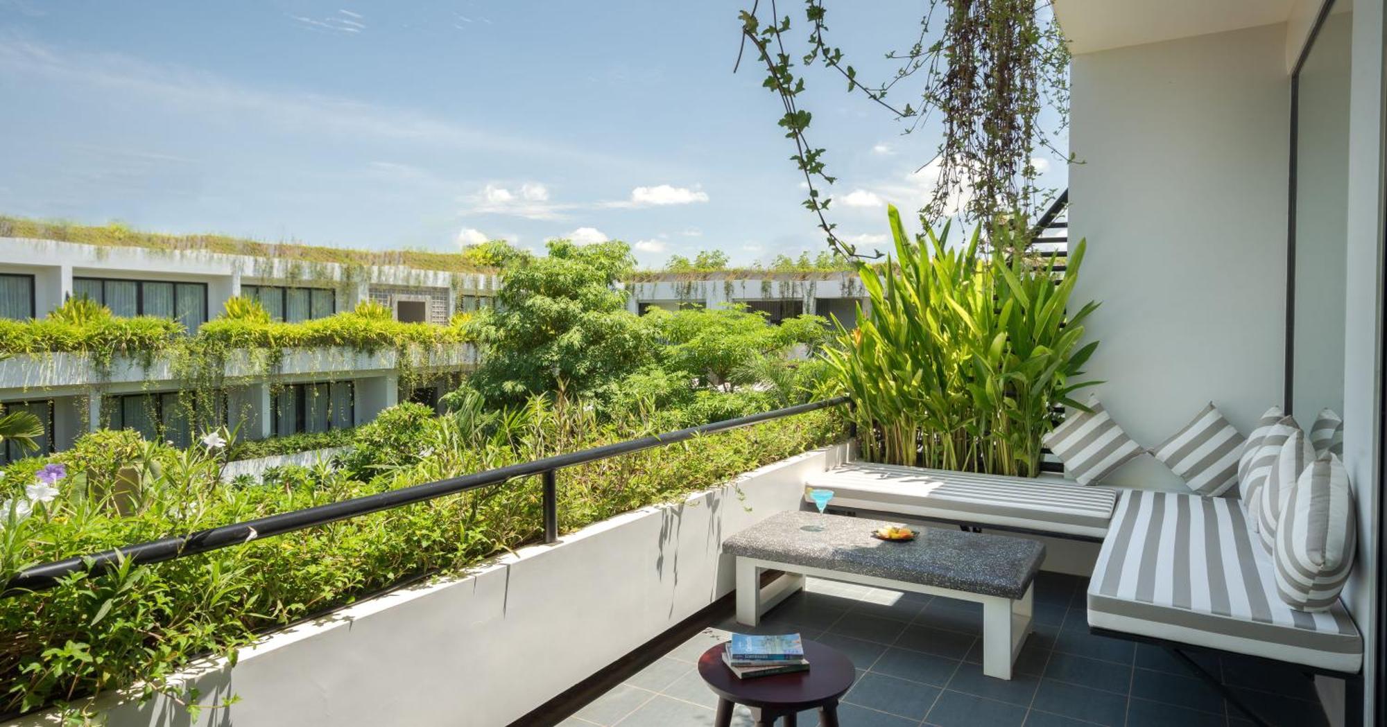 Eightfold Urban Resort Siem Reap Exteriér fotografie A balcony at the hotel