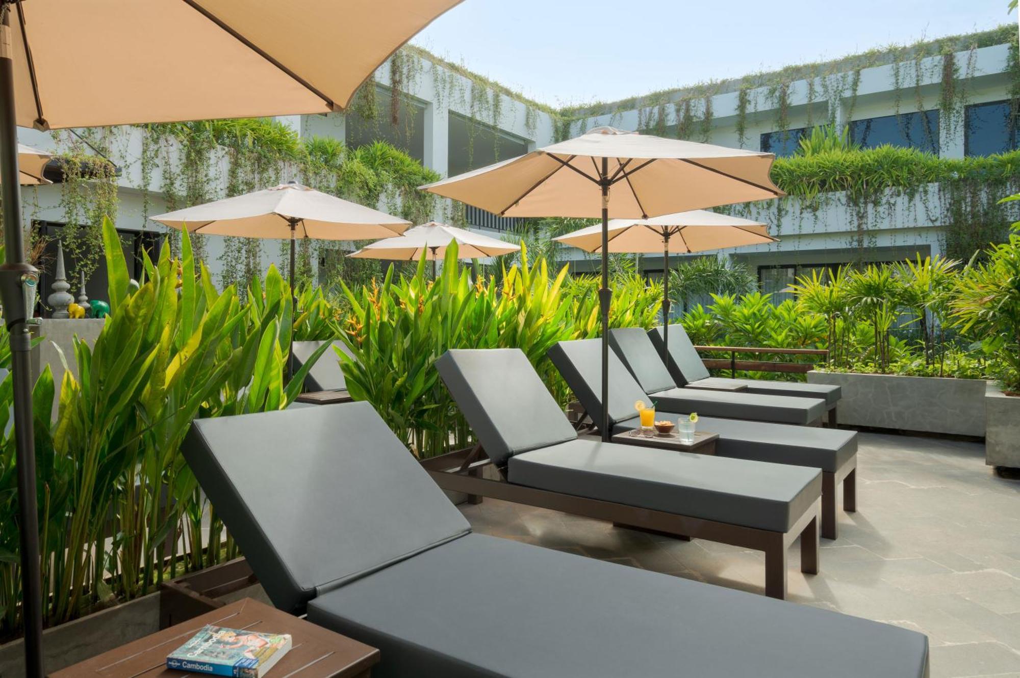 Eightfold Urban Resort Siem Reap Exteriér fotografie Pool Deck